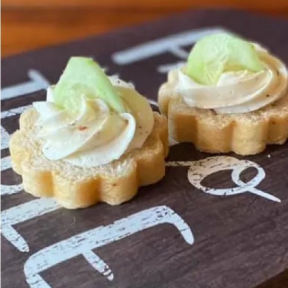 The Pampered Chef Scalloped Bread Tube 1565 NIP - Picture 7 of 7